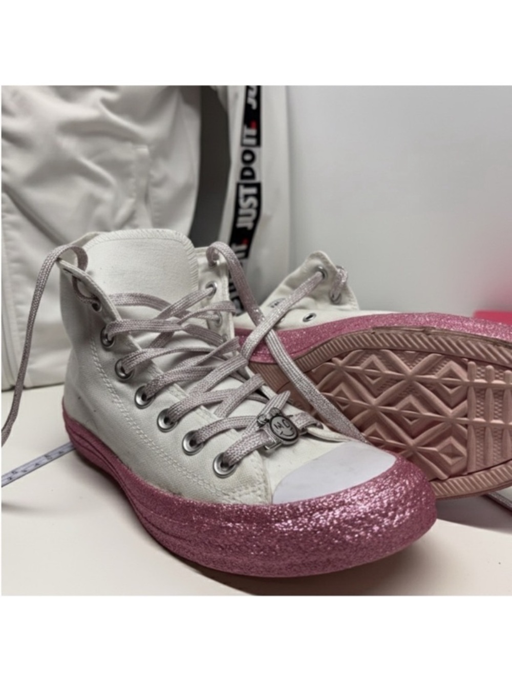 Converse x Miley Cyrus Chuck
Taylor All Star Hi Glitter Woman size 8.5, man 6.5 - Picture 4 of 5